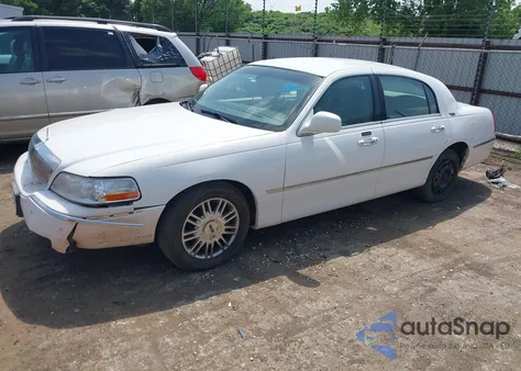 2009 Lincoln Town Car Signature Limited from USA, damaged, VIN 2LNHM82V89X631457